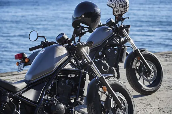 2017-honda-rebel-500-300-lifestyle-10
