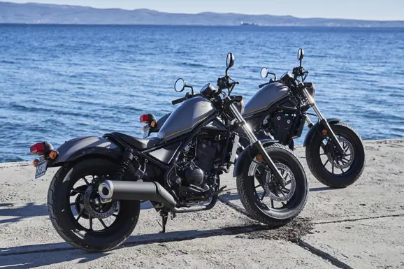 2017-honda-rebel-500-300-lifestyle-19