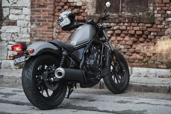 2017-honda-rebel-500-300-lifestyle-21