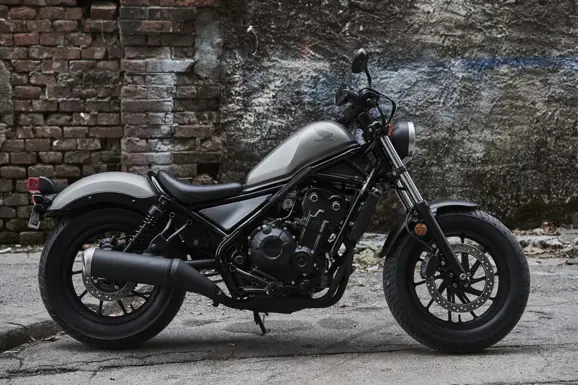2017-honda-rebel-500-300-lifestyle-23