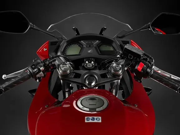 Honda CBR650F vs Kawasaki Z900