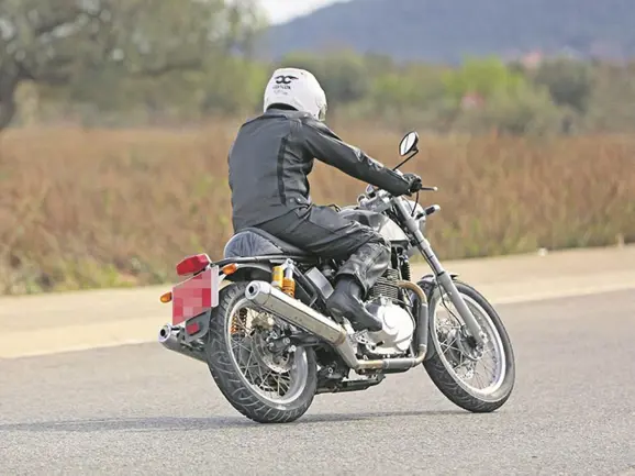 royal-enfield-continental-gt-750-twin-exhaust-spied