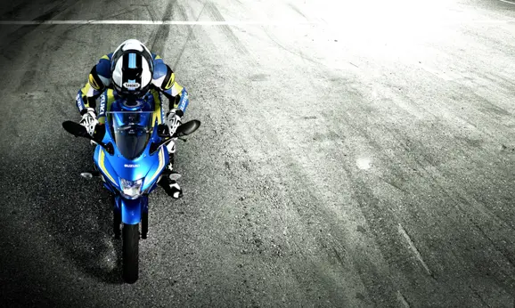 gsx-r150_action_14-low