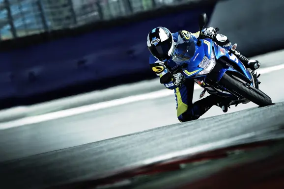 gsx-r150_action_15-low