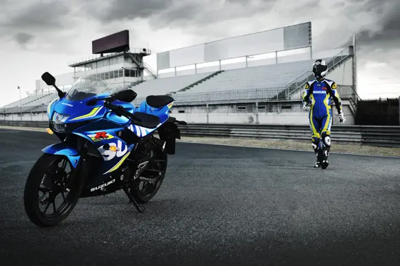 gsx-r150_action_17-low