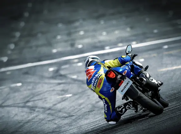 gsx-r150_action_18-low