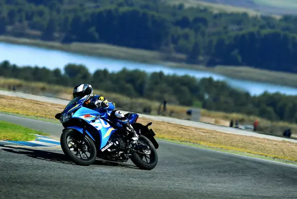 gsx-r150_action_21-low