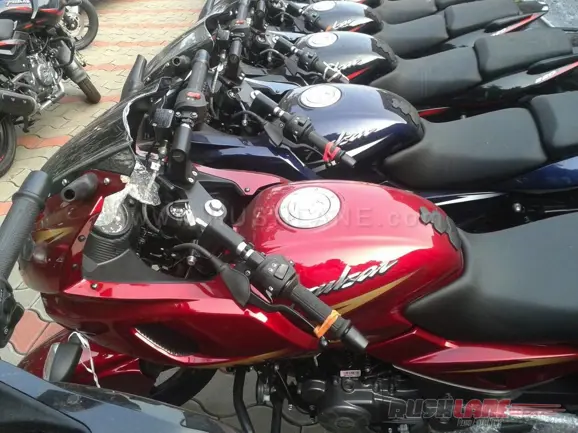 new-bajaj-pulsar-220f-red-10