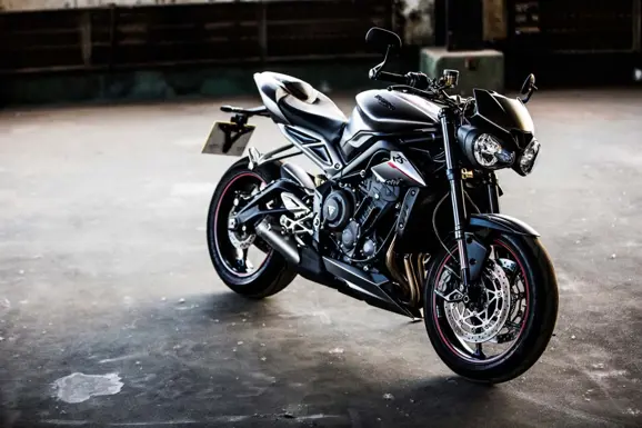 2017-triumph-street-triple-rs-01