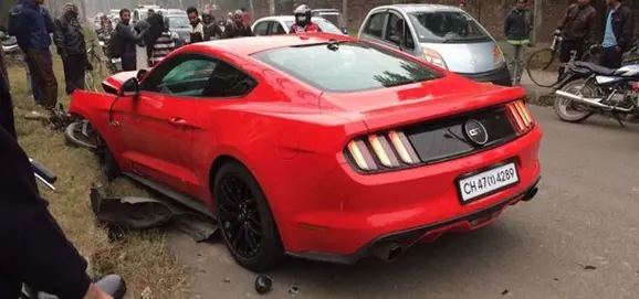 ford-mustang-crash-india-5