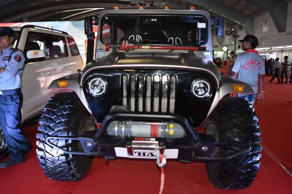mahindra-thar-daybreak-edition-with-solid-roof-front-at-surat-international-auto-expo-2017