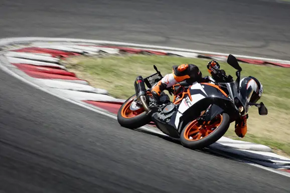 cw1116-2017-ktm-rc-390-image-04