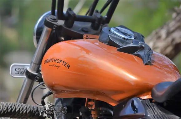 modified-bajaja-avenger-fuel-tank-painting-by-ornithopter-moto-design