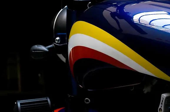 royal-enfield-classic-350-zafiro-eimor-customs-fuel-tank-closeup