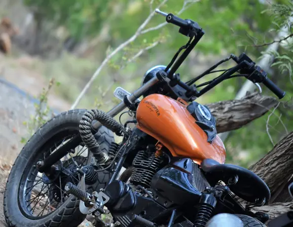 zed-handlebar-on-chopped-bajaja-avenger-220-by-ornithopter-moto-design