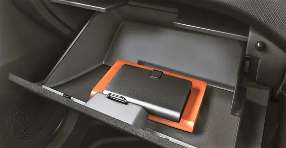 AR-AM-Kite-Sedan_Indian_glovex-box-shot-book