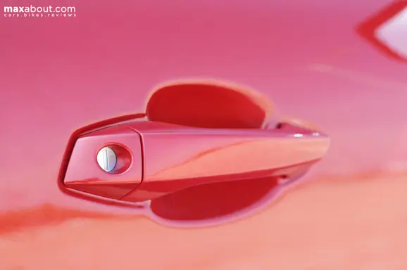 The driver side door handle has a neat keyhole. It is one of the best finished handle around its segment.