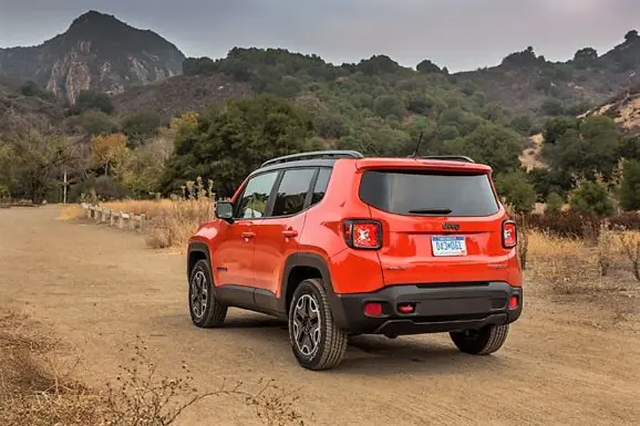 2015-jeep-renegade-trailhawk-rear-three-quarter-3
