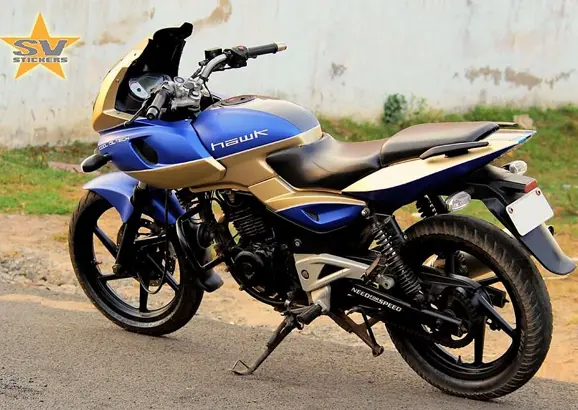 Bajaj-Pulsar-220F-Hawk-Edition-4
