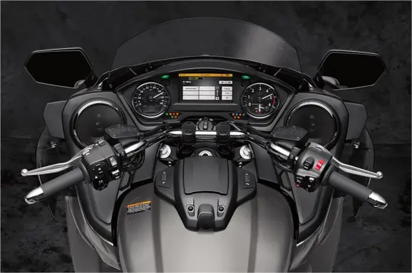 2018-Yamaha-Star-Venture-10