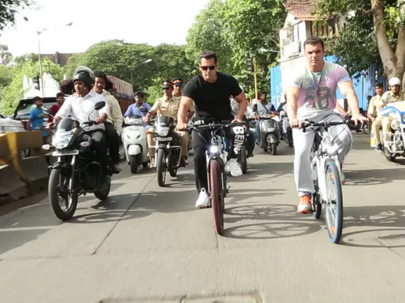 Salman-Khan-Being-Human-Electric-Cycle-4