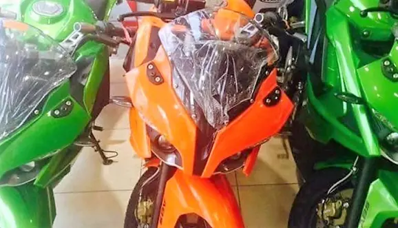 Bajaj Pulsar RS200 (Green and Orange)