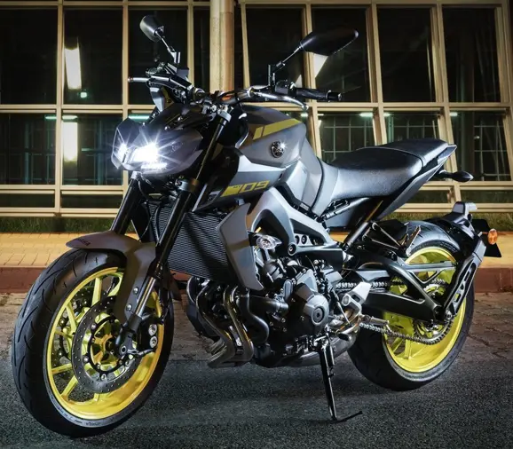 Yamaha MT-09 vs Triumph Street Triple RS