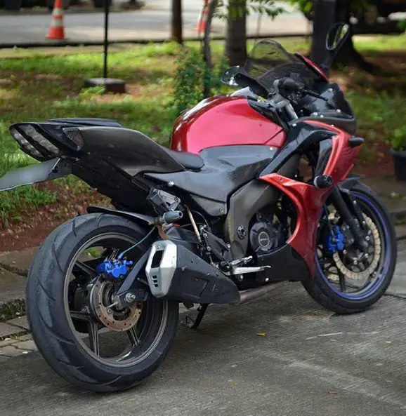 Fully-Faired Bajaj Pulsar 220F