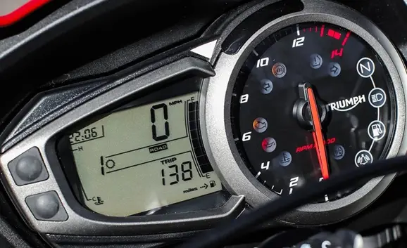 Suzuki GSX-S750 vs Triumph Street Triple S