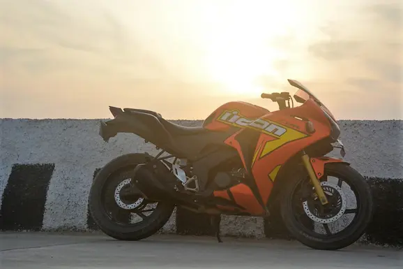 Honda CBR150R Matte Chrome Orange Wrap