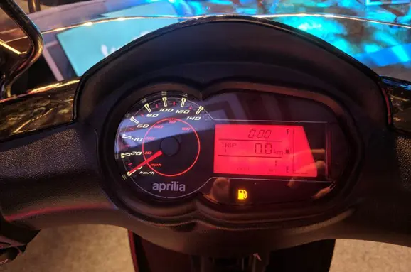 2019 Aprilia SR150 Console
