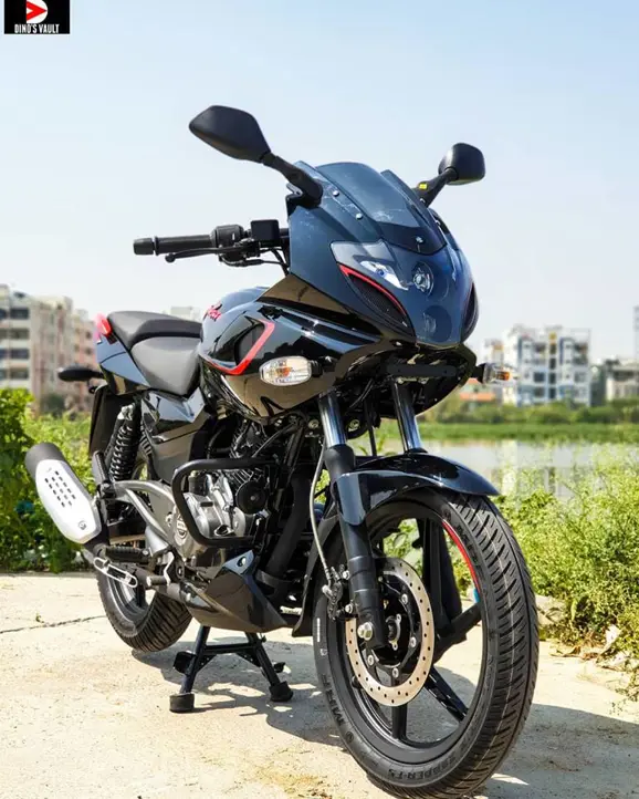 Bajaj Pulsar 180F Front 3-Quarter View