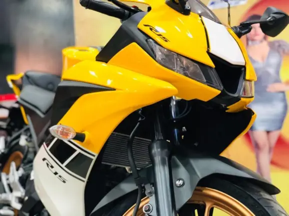 Yellow R15 V3 SE Front 3-Quarter