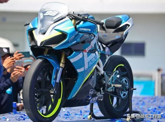 CFMoto 250SR Front 3-Quarter View