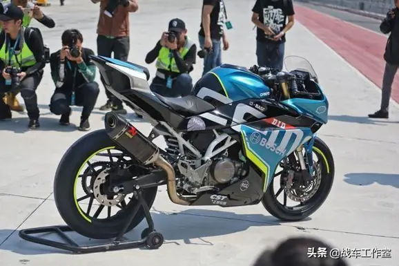CFMoto 250SR Rear 3-Quarter View