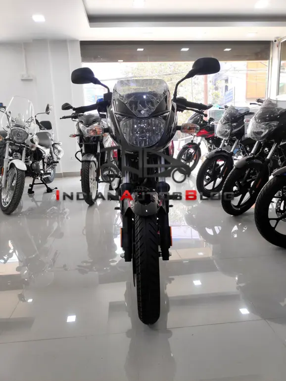 Front View of Bajaj Pulsar 180 Naked