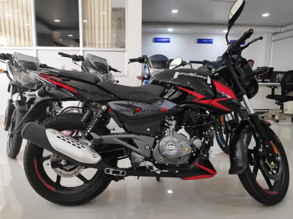 Side View of Bajaj Pulsar 180 Naked