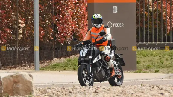 2022 KTM Duke 390 Front 3-Quarter View