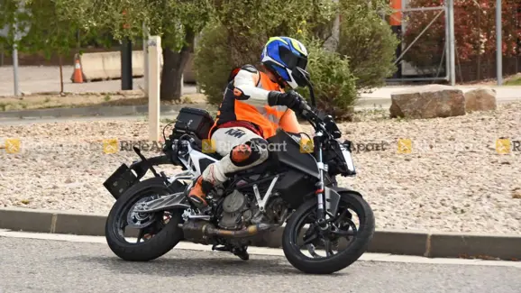 2022 KTM Duke 390 Side View