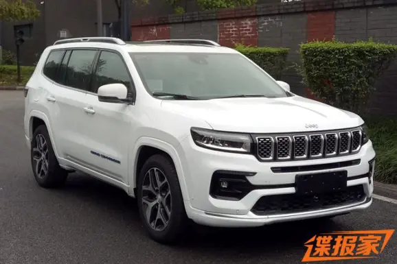 Front 3-Quarter View of Jeep Grand Commander