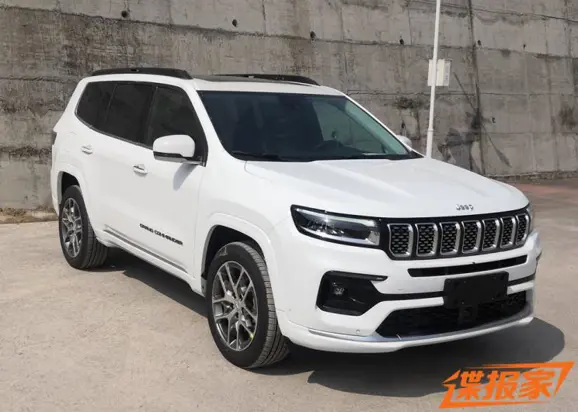 Front 3-Quarter View of Jeep Grand Commander