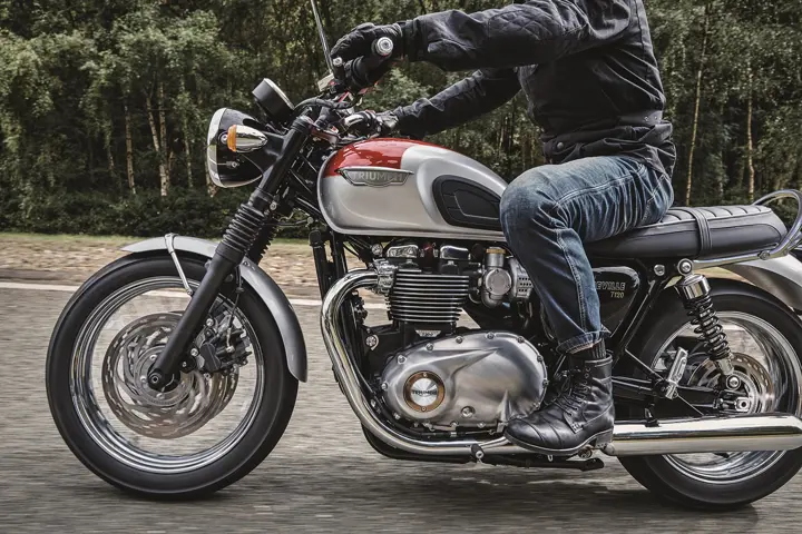 Bonneville_T120_Riding_Shot005