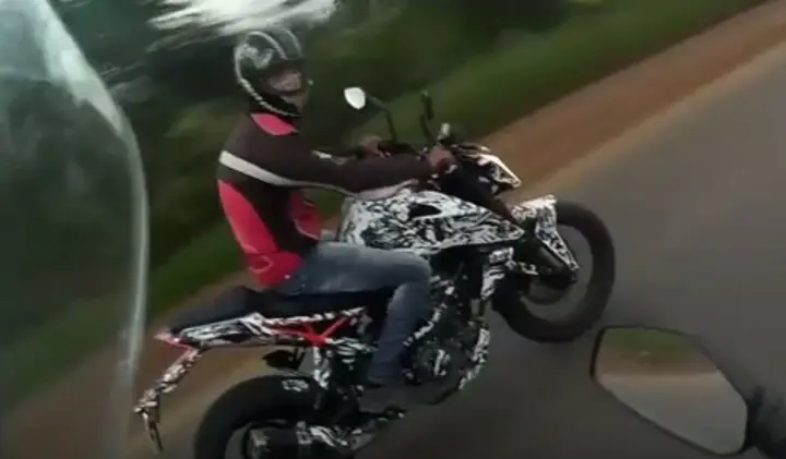 Spy Video: 2017 KTM Duke Spotted Testing in India