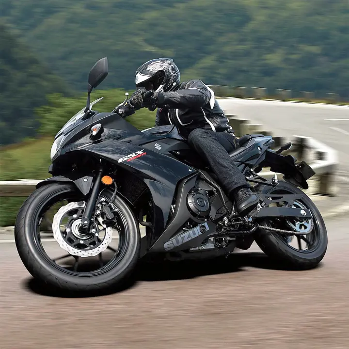 gsx-s250r_web_images_cropped_0002s_0006_gsx250ral8_action_4
