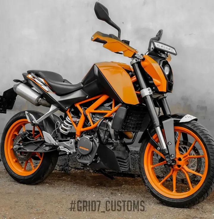 KTM Duke 200 with Underseat Exhaust