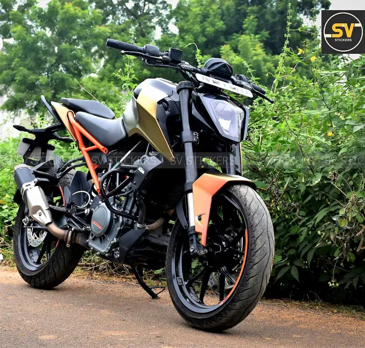Front View of KTM Duke 250 Color Shift Wrap