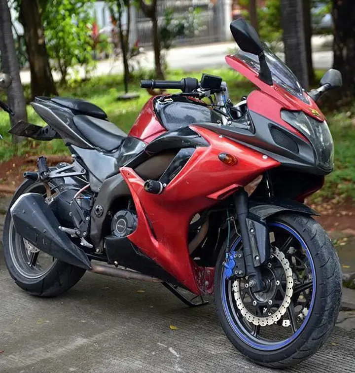 Fully-Faired Bajaj Pulsar 220F