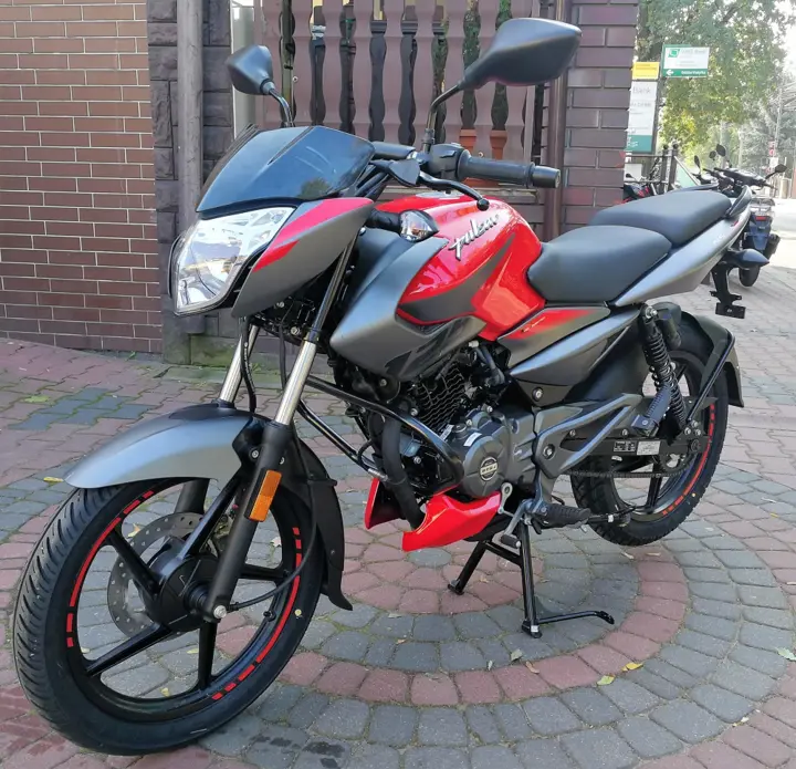 Bajaj Pulsar NS125 Front 3-Quarter