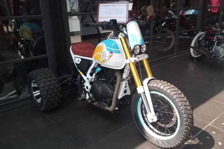 Himalayan Rooster Trike Front 3-Quarter View