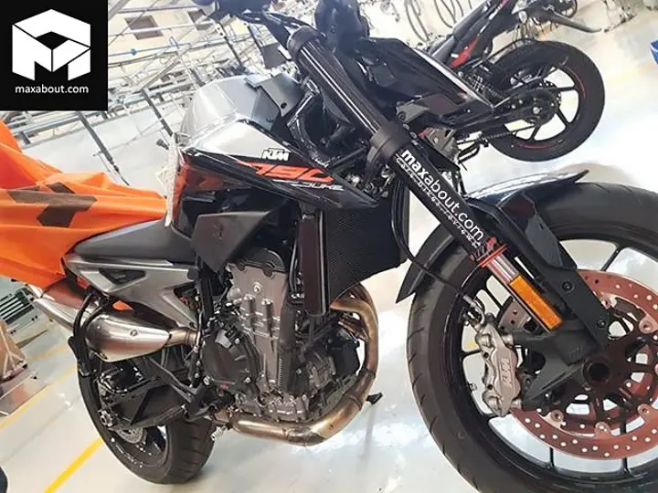 KTM 790 Duke Front 3-Quarter View